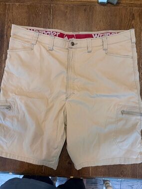 Wrangler Men's Khaki Cargo Shorts with Zip Pockets